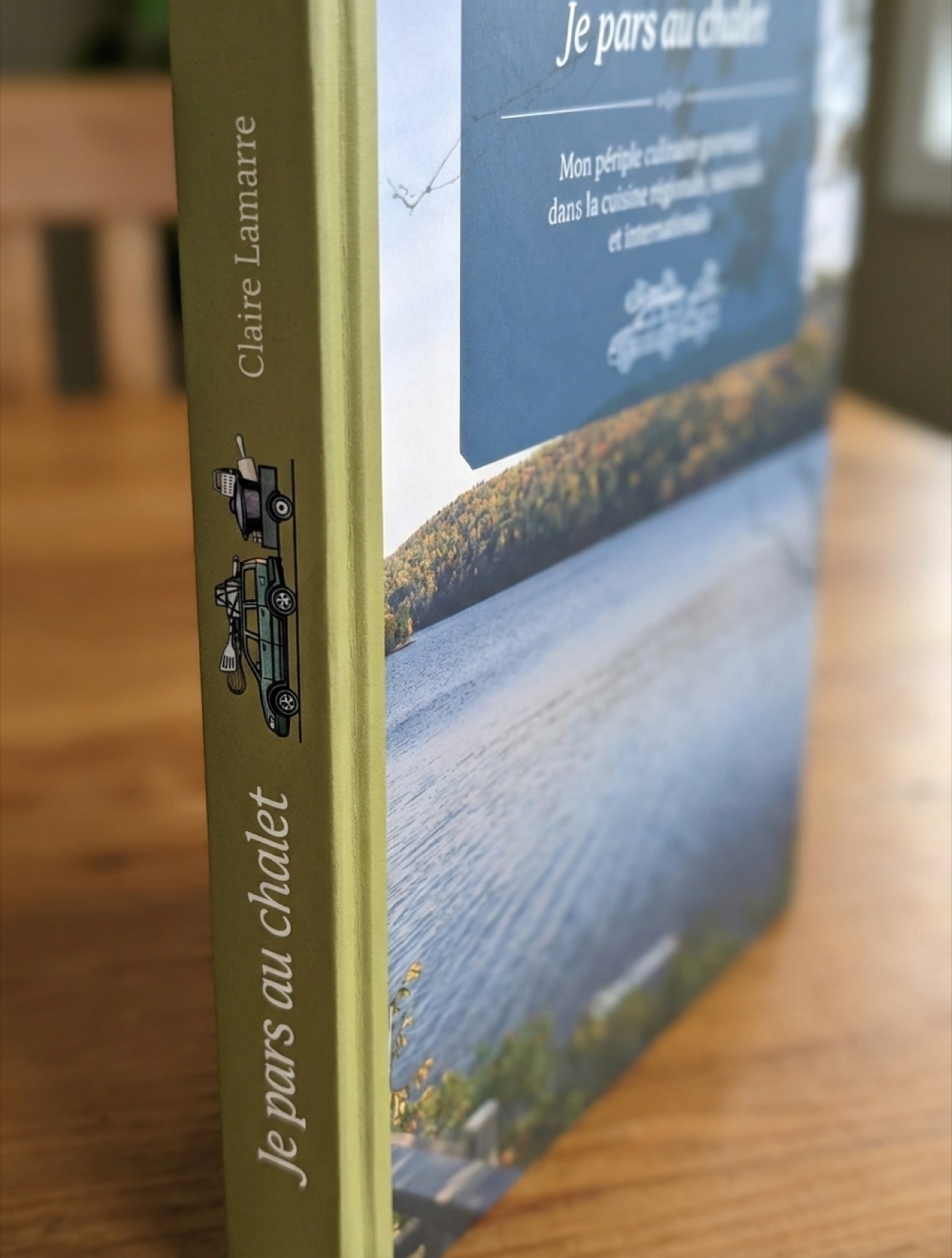 Détail du dos et de la couverture du livre Je pars au chalet