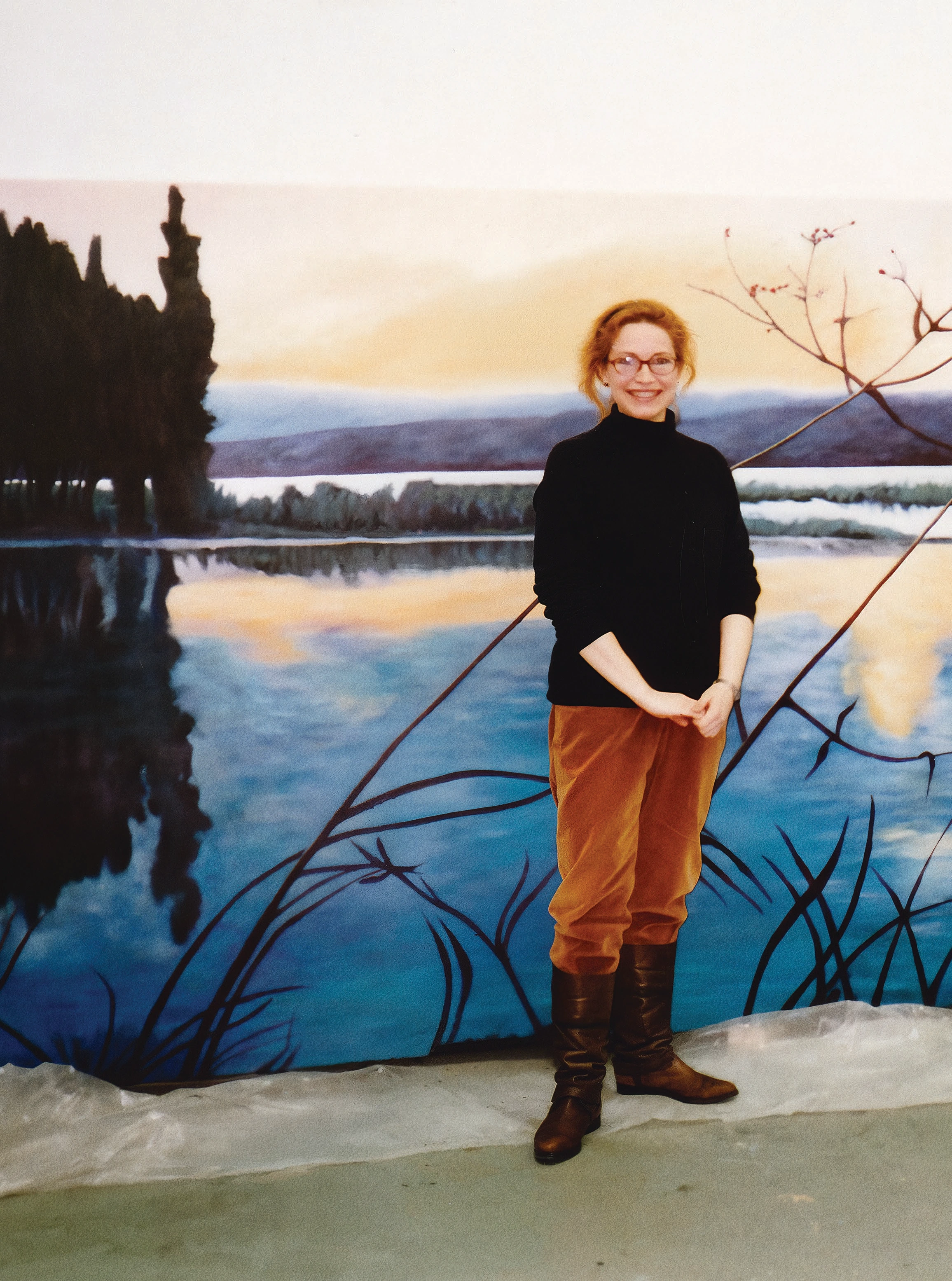 Claire Lamarre devant la partie gauche de la murale Papillon